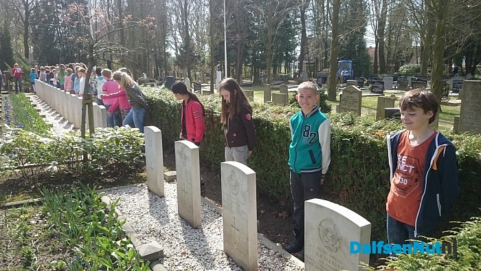 Kinderen oefenen voor dodenherdenking - Foto: Robert Bril