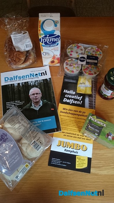 Ronald Kamphuis bezorgt iedereen in Dalfsen een ontbijt - Foto: Robert Bril