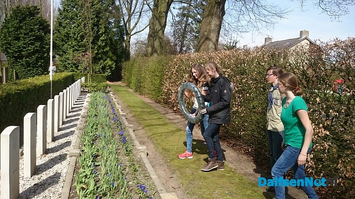 Kinderen oefenen voor dodenherdenking - Foto: Robert Bril