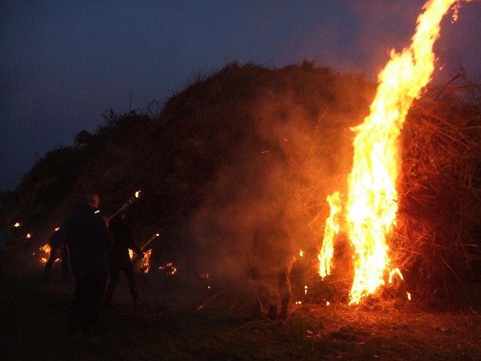 Paasvuur Hoonhorst brandde als een fakkel - Foto: Wim