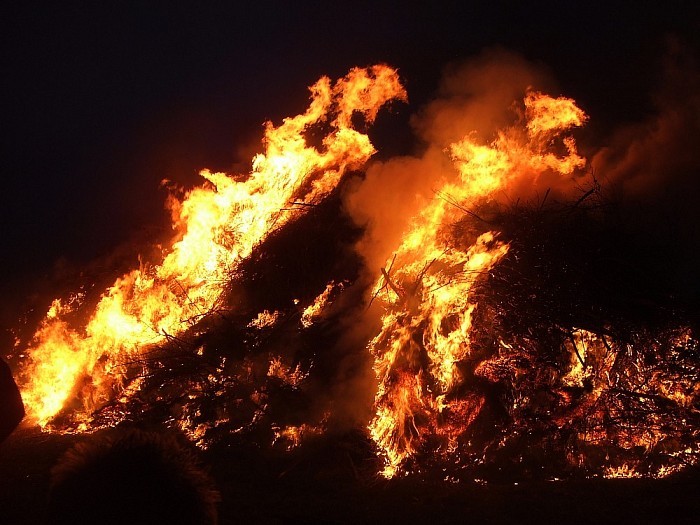 Paasvuur Hoonhorst brandde als een fakkel - Foto: Wim