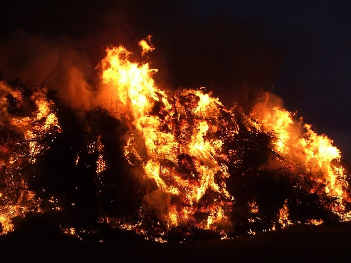 Paasvuur Hoonhorst brandde als een fakkel - Foto: Wim