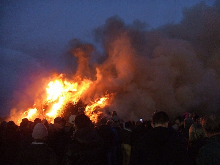 Paasvuur Hoonhorst brandde als een fakkel - Foto: Wim
