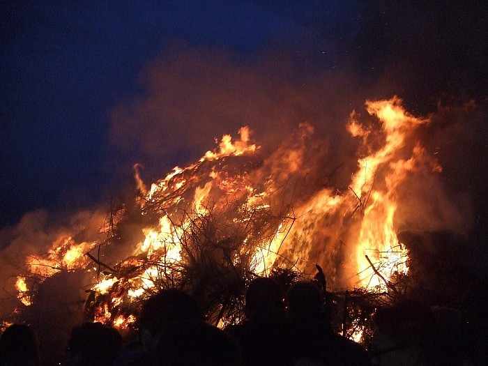 Paasvuur Hoonhorst brandde als een fakkel - Foto: Wim