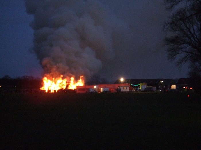 Paasvuur Hoonhorst brandde als een fakkel - Foto: Wim