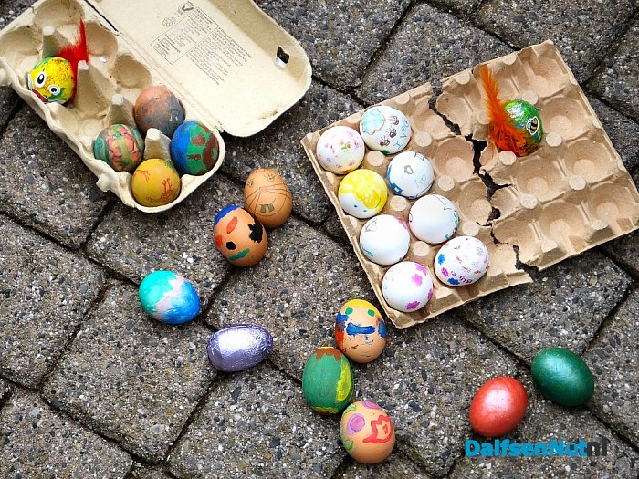 2e paasdag: Eierkuuln in Dalfsen - Foto: H.G. Foto