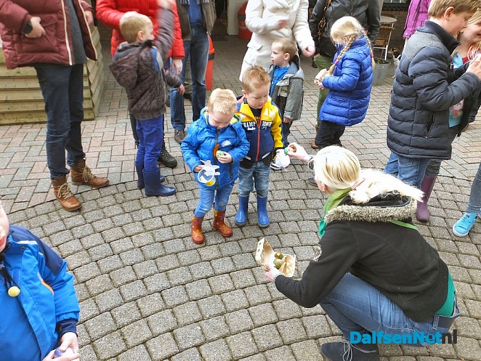 2e paasdag: Eierkuuln in Dalfsen - Foto: H.G. Foto