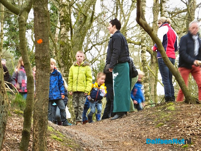 2e paasdag: Eierkuuln in Dalfsen - Foto: H.G. Foto