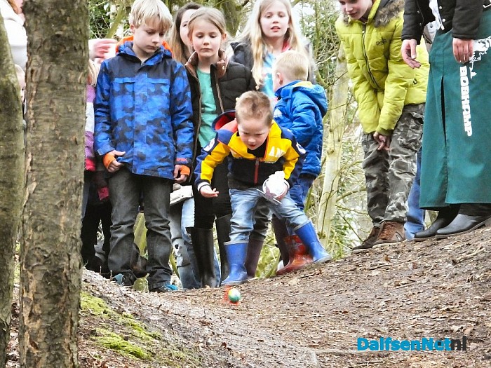 2e paasdag: Eierkuuln in Dalfsen - Foto: H.G. Foto