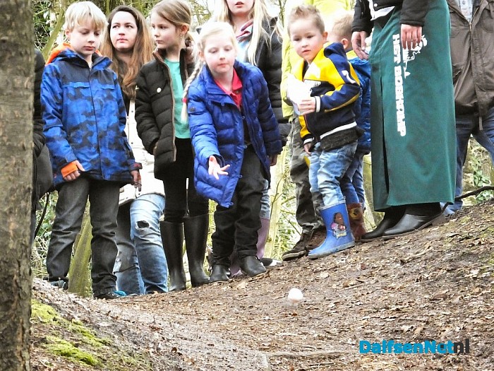 2e paasdag: Eierkuuln in Dalfsen - Foto: H.G. Foto