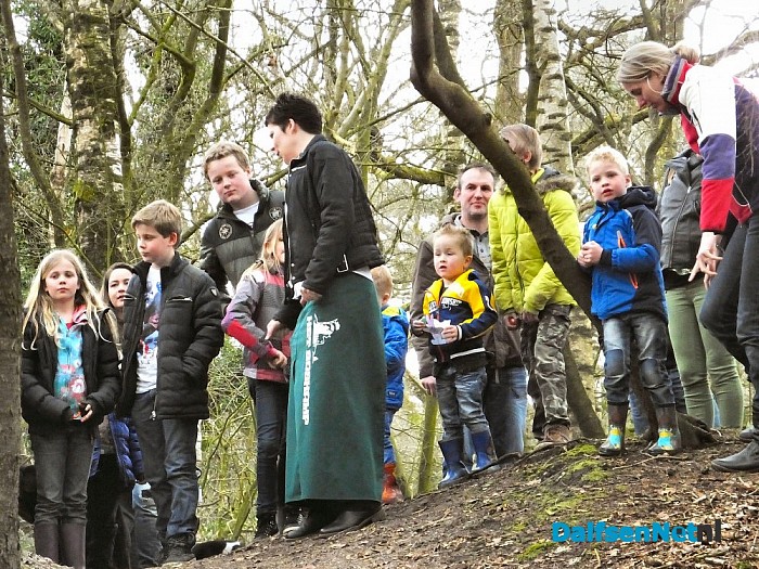 2e paasdag: Eierkuuln in Dalfsen - Foto: H.G. Foto
