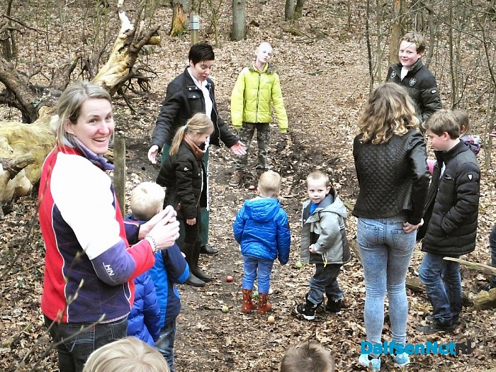 2e paasdag: Eierkuuln in Dalfsen - Foto: H.G. Foto