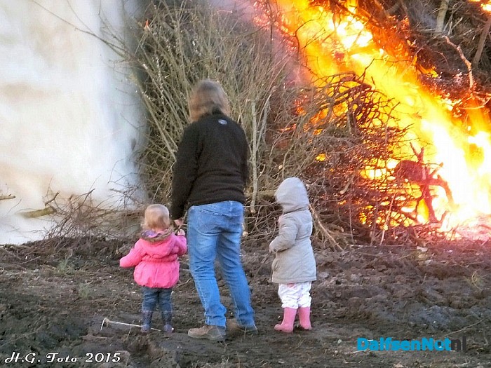 Paasvuur Oudleusen in de brand. - Foto: H.G. Foto