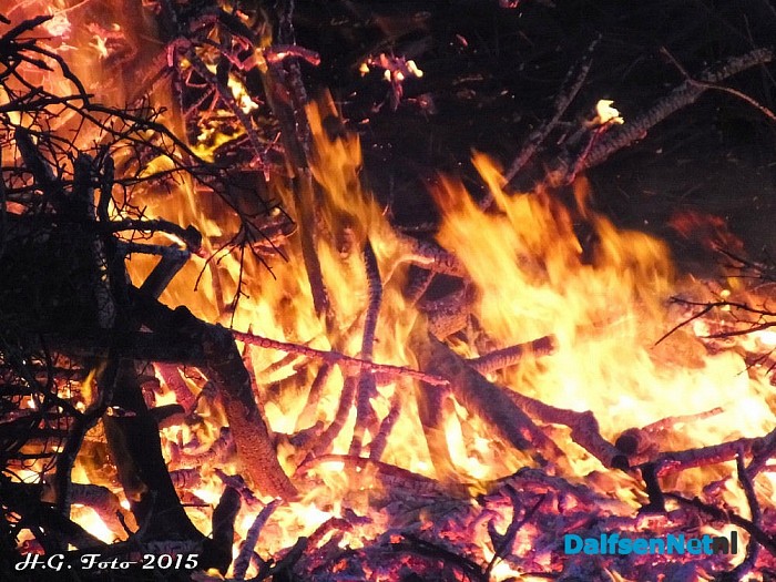 Paasvuur Oudleusen in de brand. - Foto: H.G. Foto