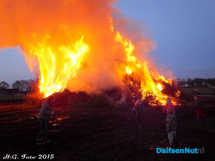 Paasvuur Oudleusen in de brand. - Foto: H.G. Foto