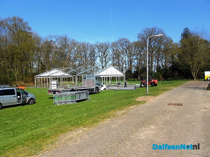 Opbouw tent Koningsfeest