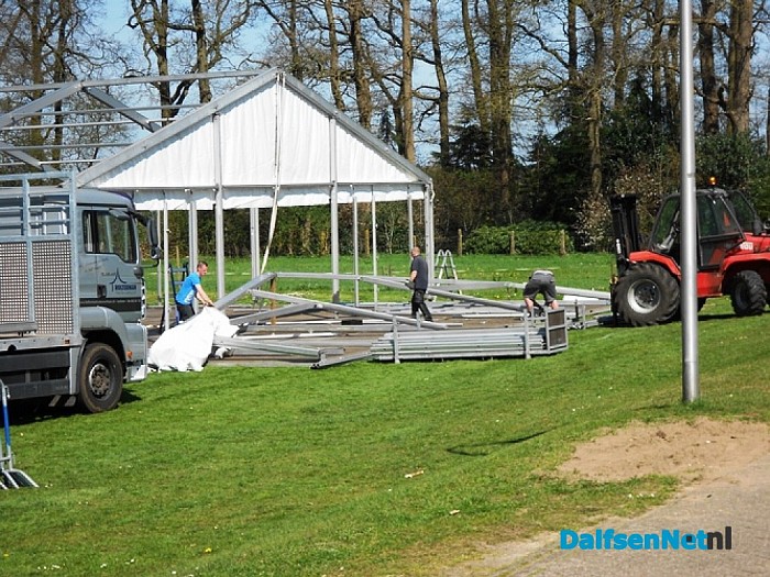 Opbouw tent Koningsfeest