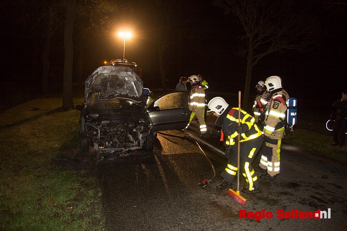Auto uitgebrand aan Weerdhuisweg in Lemelerveld - Foto: Pim Haarsma