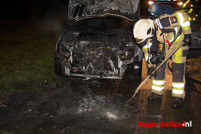 Auto uitgebrand aan Weerdhuisweg in Lemelerveld - Foto: Pim Haarsma