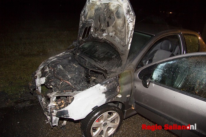 Auto uitgebrand aan Weerdhuisweg in Lemelerveld - Foto: Pim Haarsma