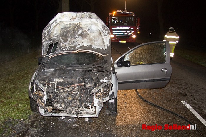 Auto uitgebrand aan Weerdhuisweg in Lemelerveld - Foto: Pim Haarsma