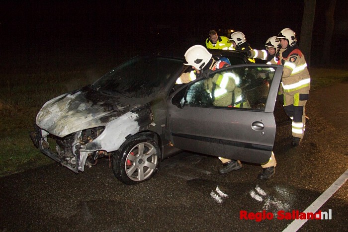 Auto uitgebrand aan Weerdhuisweg in Lemelerveld - Foto: Pim Haarsma