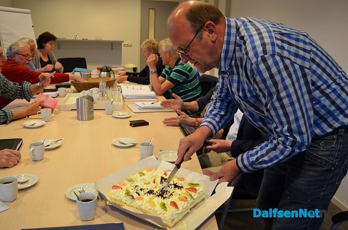 Lubertus Talen snijdt de taart aan die hij kreeg als vijfde aanmelder voor de Damitobeurs. - Foto: Geert Bistervels