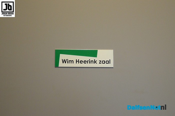 Wim Heerink plaatst zelf het bordje - Foto: Johan Bokma