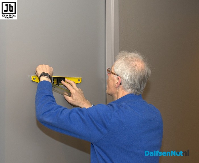 Wim Heerink plaatst zelf het bordje - Foto: Johan Bokma