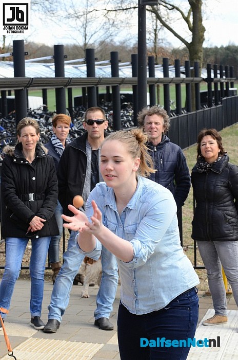 Eieren gooien bij Oude Station - Foto: Johan Bokma