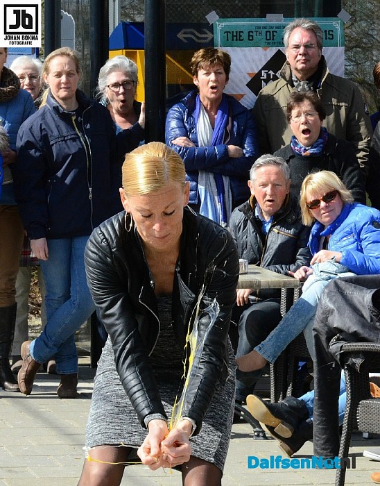 Eieren gooien bij Oude Station - Foto: Johan Bokma