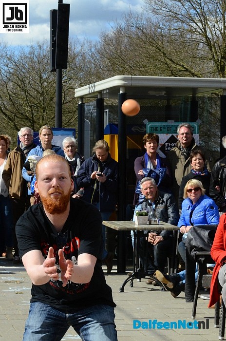 Eieren gooien bij Oude Station - Foto: Johan Bokma