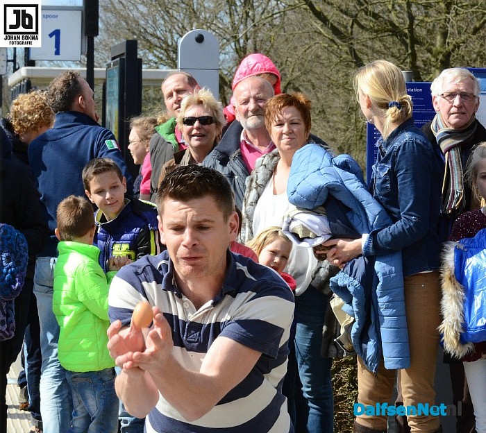 Eieren gooien bij Oude Station - Foto: Johan Bokma