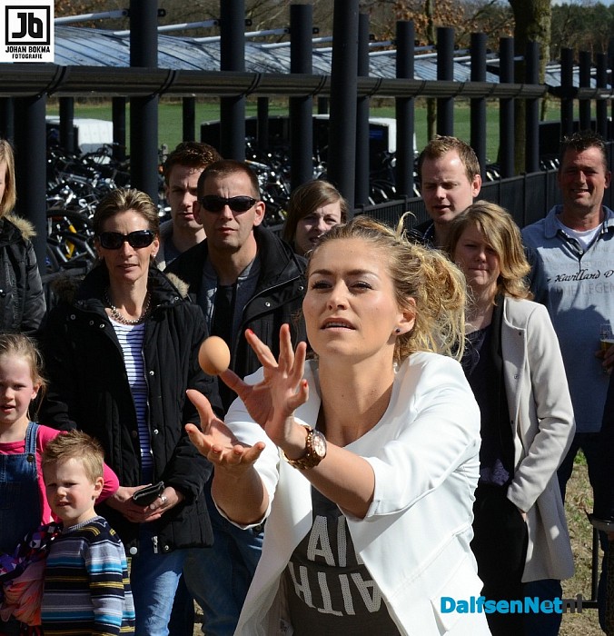 Eieren gooien bij Oude Station - Foto: Johan Bokma
