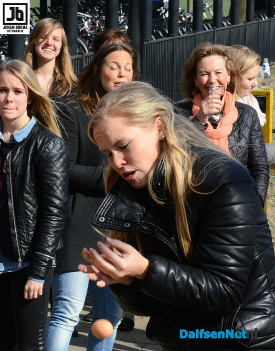 Eieren gooien bij Oude Station - Foto: Johan Bokma
