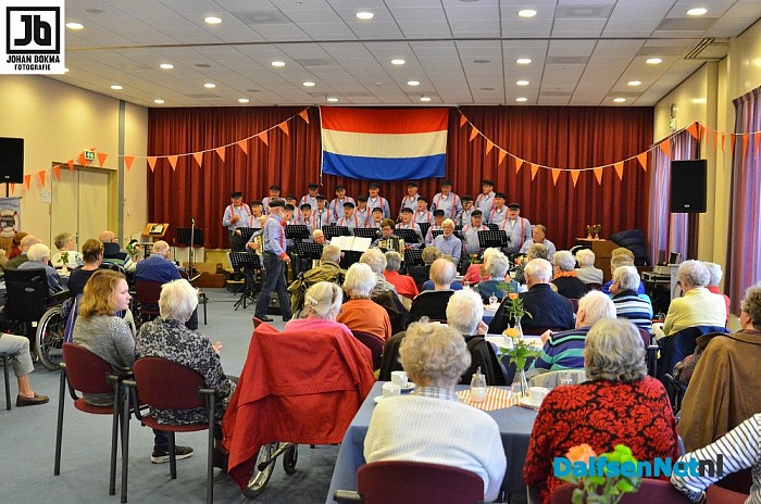 Oranjemiddag voor bewoners van Rozengaerde - Foto: Johan Bokma