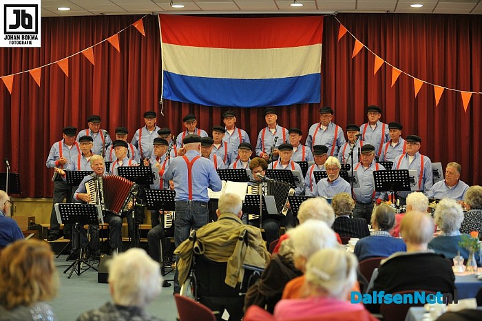 Oranjemiddag voor bewoners van Rozengaerde - Foto: Johan Bokma