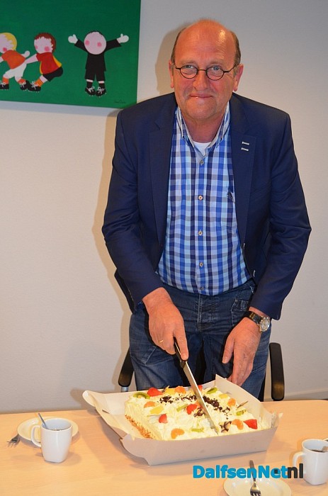 Lubertus Talen snijdt de taart aan die hij kreeg als vijfde aanmelder voor de Damitobeurs. - Foto: Geert Bistervels
