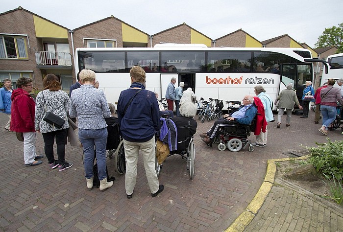 Bezoek van bewoners Rosengaerde aan kazerne Havelte - Foto: Geert Bistervels