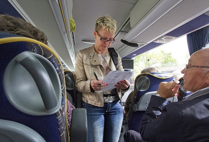 Bezoek van bewoners Rosengaerde aan kazerne Havelte - Foto: Geert Bistervels