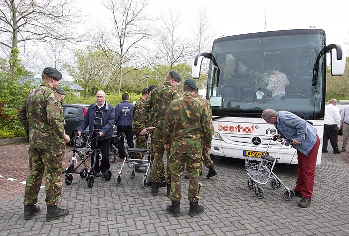 Bezoek van bewoners Rosengaerde aan kazerne Havelte - Foto: Geert Bistervels
