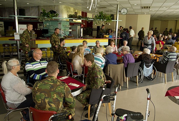 Bezoek van bewoners Rosengaerde aan kazerne Havelte - Foto: Geert Bistervels