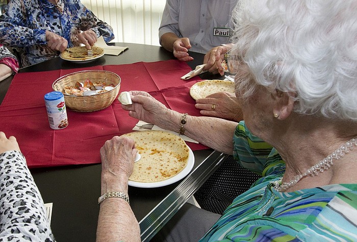 Bezoek van bewoners Rosengaerde aan kazerne Havelte - Foto: Geert Bistervels