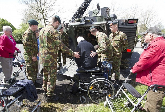 Bezoek van bewoners Rosengaerde aan kazerne Havelte - Foto: Geert Bistervels