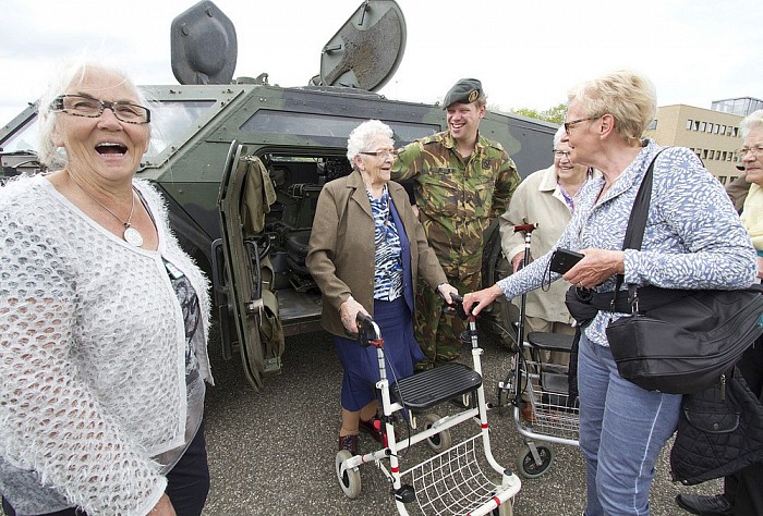 Bezoek van bewoners Rosengaerde aan kazerne Havelte - Foto: Geert Bistervels