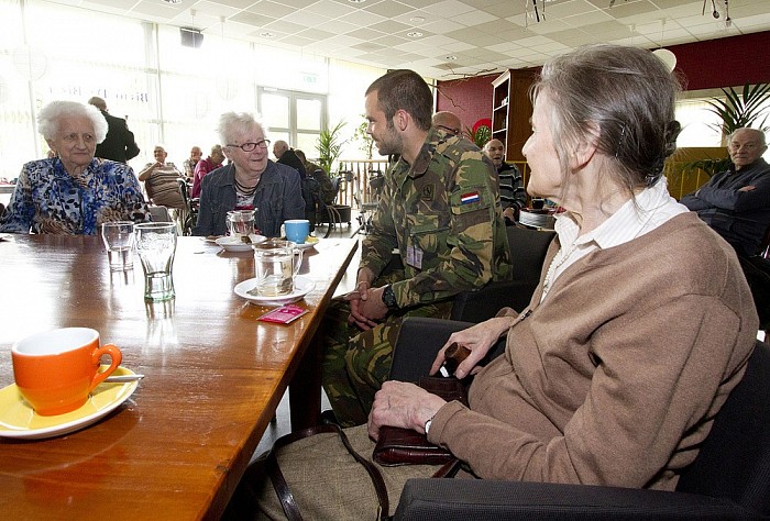 Bezoek van bewoners Rosengaerde aan kazerne Havelte - Foto: Geert Bistervels