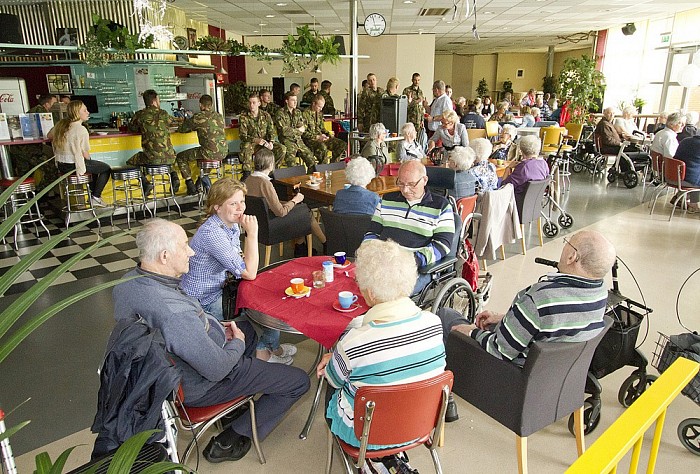 Bezoek van bewoners Rosengaerde aan kazerne Havelte - Foto: Geert Bistervels