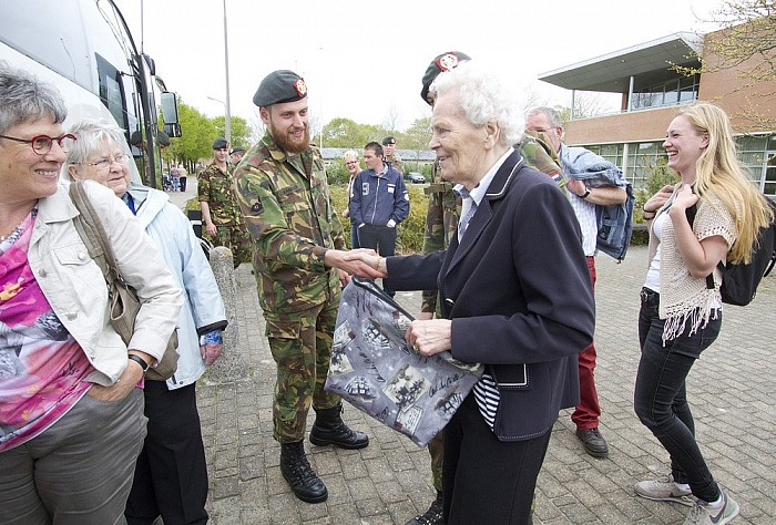 Bezoek van bewoners Rosengaerde aan kazerne Havelte - Foto: Geert Bistervels