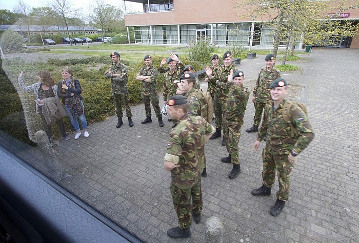 Bezoek van bewoners Rosengaerde aan kazerne Havelte - Foto: Geert Bistervels