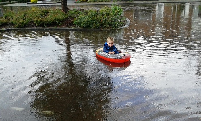 Straten blank tijdens hevige bui in Dalfsen - Foto: Eigen geleverde foto